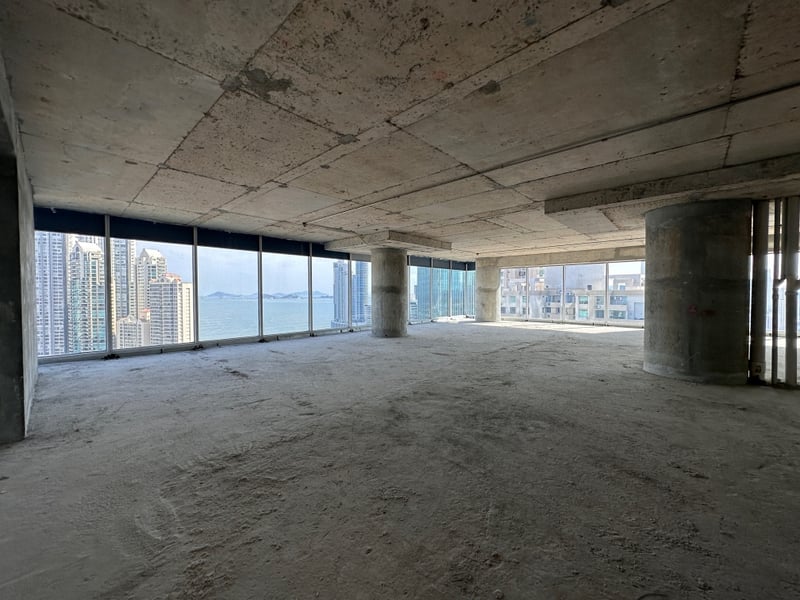 Oficina en obra gris con vista al mar, Punta Pacífica