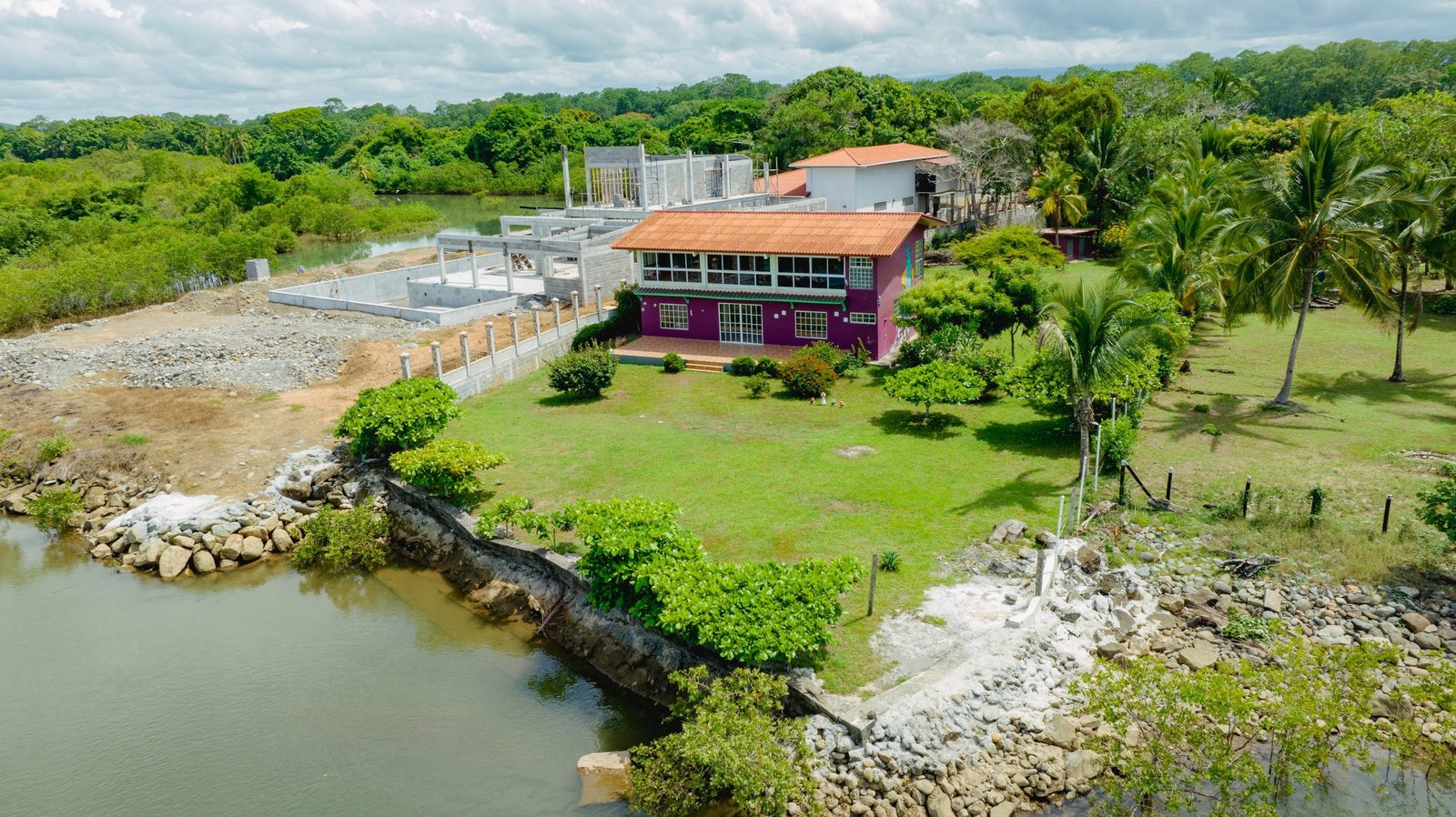 San Felix Fishing Lodge — vista aérea junto al río y muro de contención