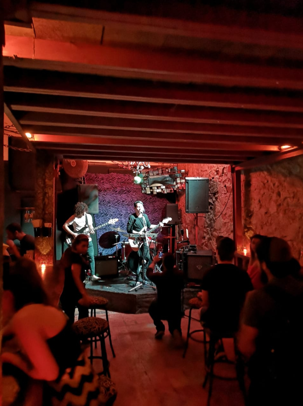 Edificio histórico en Casco Antiguo — interior del club nocturno actual