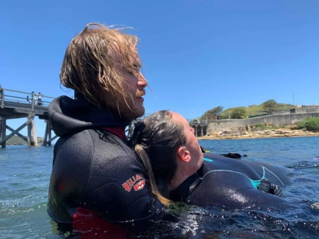 Rescue divers practising calm buddy assistance