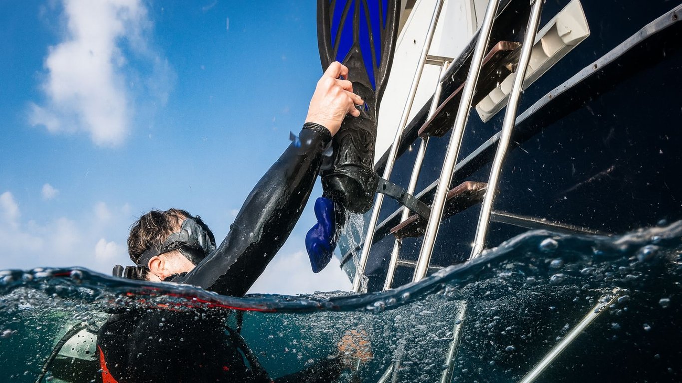 Easily climbing a boat ladder after a boat dive