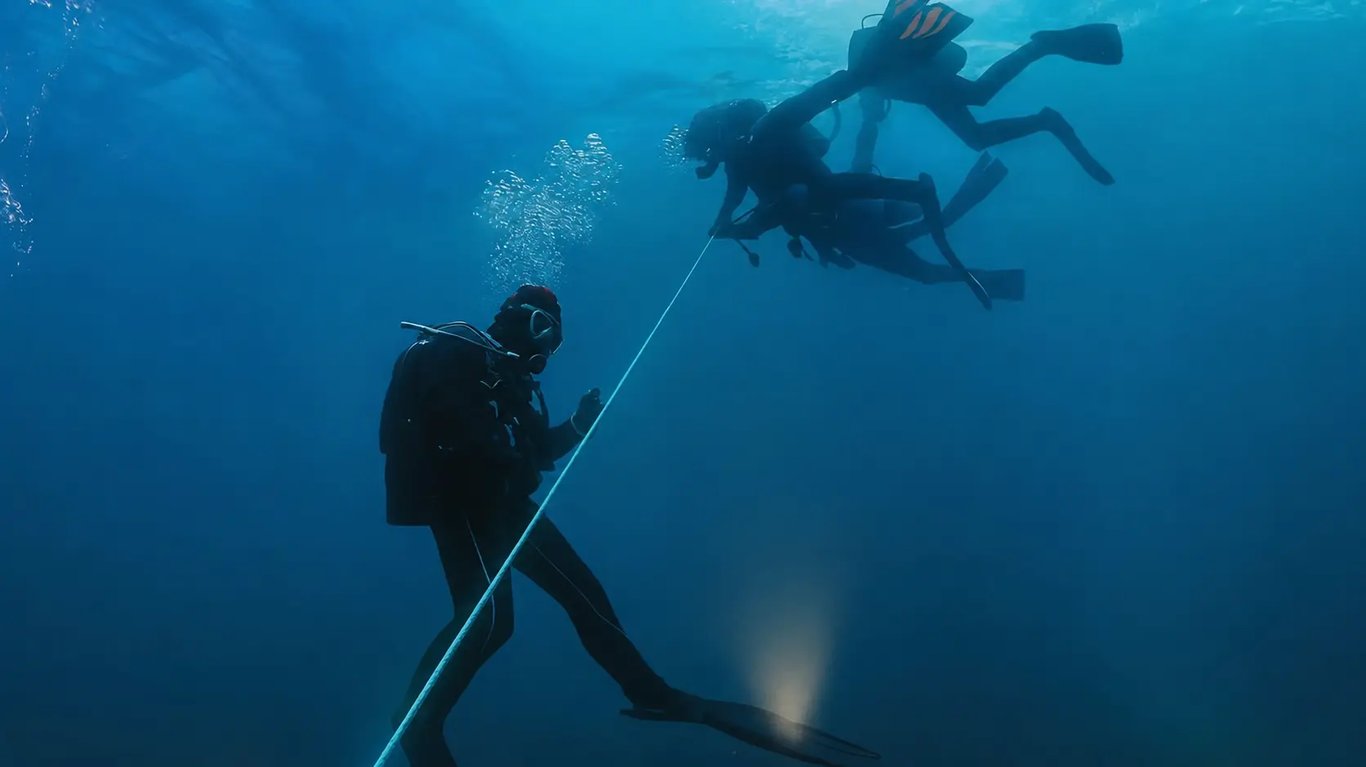 Advanced divers building confidence on a supported Sydney dive
