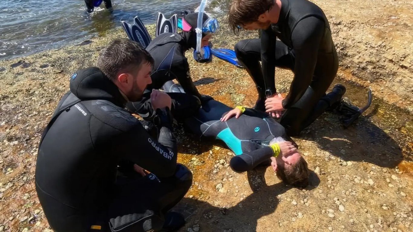 Rescue diver practising CPR