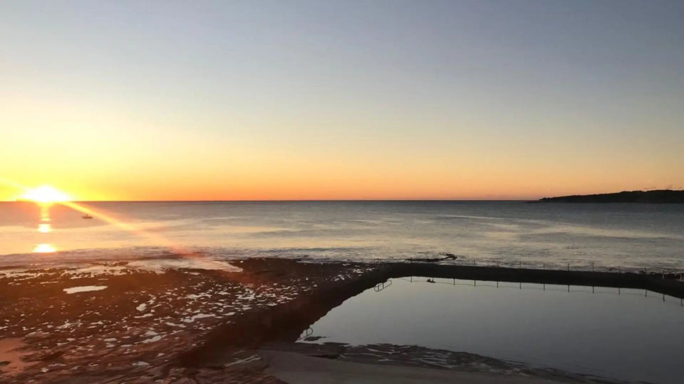 Sunrise over Oak Park ocean pool and the sea at Cronulla