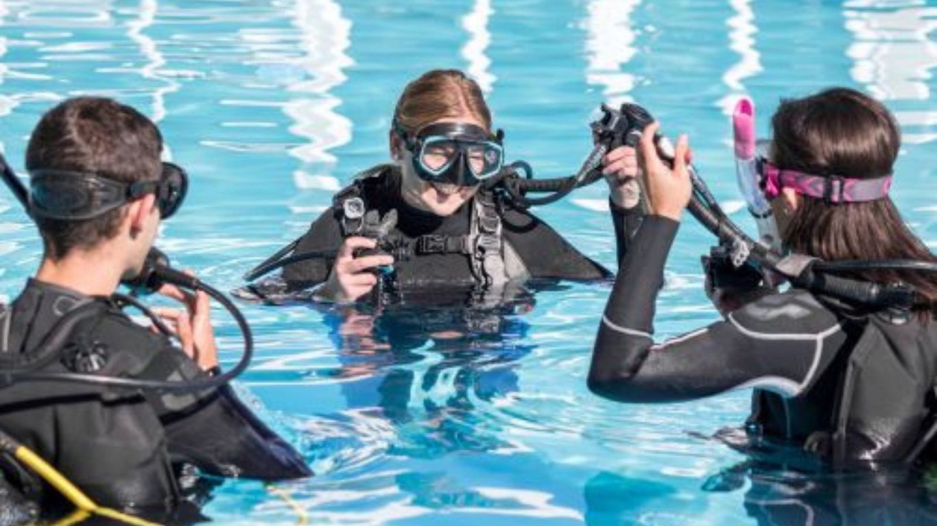 PADI instructor briefing new scuba students in Sydney