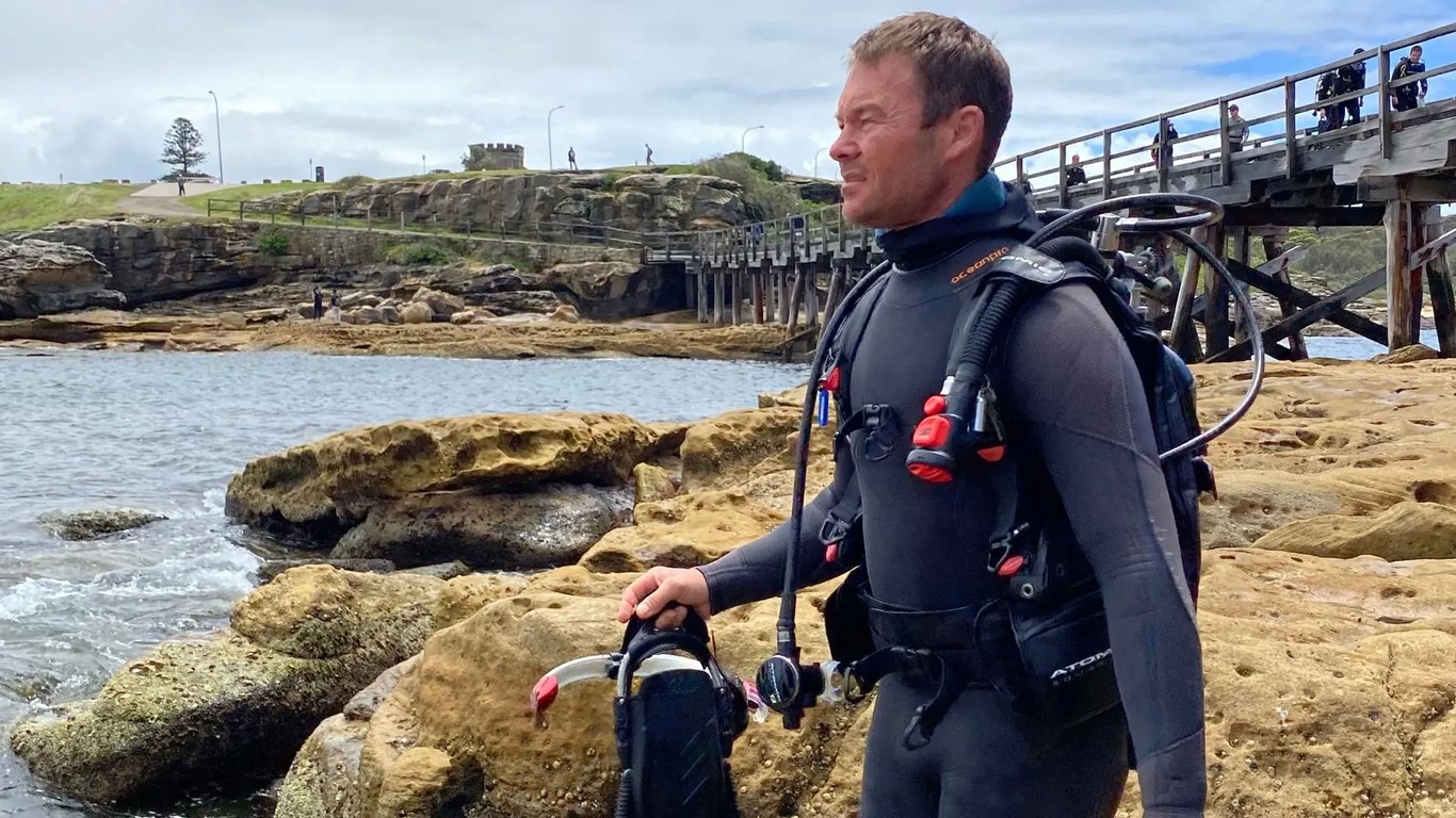 Local scuba diver assessing the Bare Island shoreline in La Perouse, Sydney