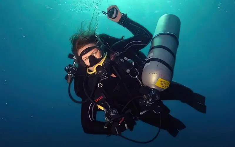 Advanced diver training underwater in Sydney