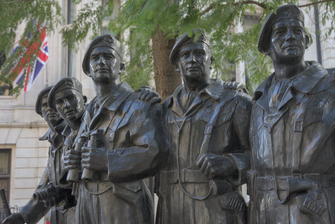 Statue: A team of soldiers gazing peacefully into the distance