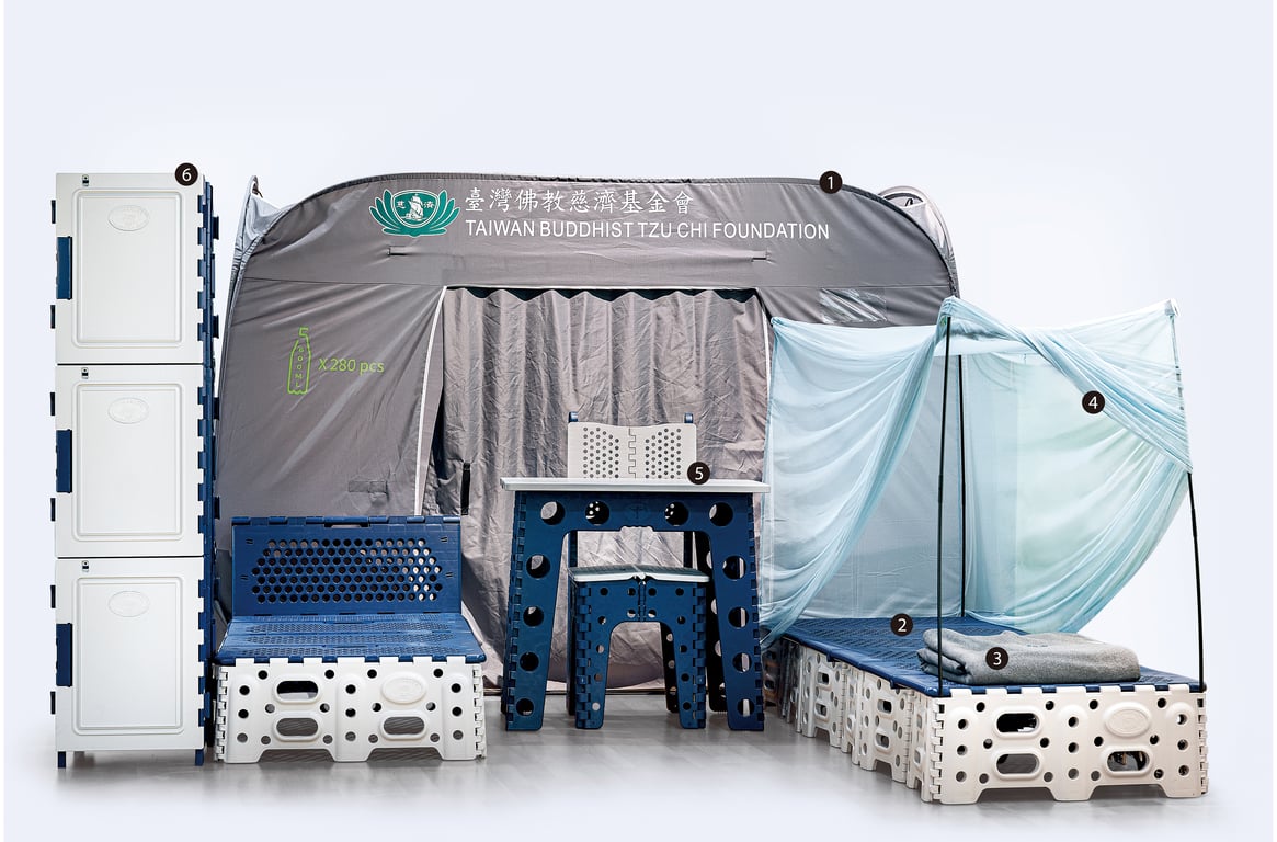 打開 ❶ 福慧隔屏，拉開 ❷ 福慧床，擺上 ❸ 環保毛毯，掛上 ❹ 蚊帳，擺好 ❺ 福慧桌椅與 ❻ 收納櫃推車，只要一分鐘，小巧、五臟俱全的室內庇護系統便完成了。由「再生料」製成，具備折疊、便於運送且保障隱私的優勢，不僅在國際賑災中備受認可，亦提供給紅十字會與軍、警消救災人員救災時休息使用。