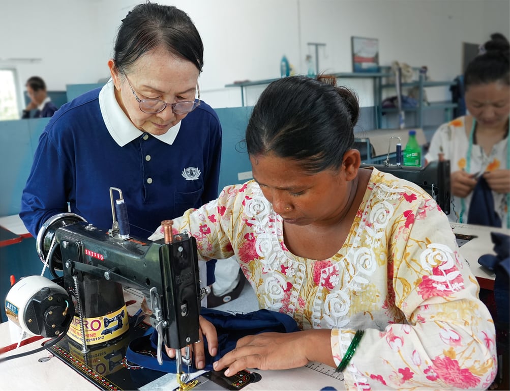 慈濟基金會在尼泊爾藍毘尼與印度菩提迦耶設職訓中心，開辦縫紉、手工皂、勾絨班，協助弱勢家庭增強就業能力，改善生活條件。