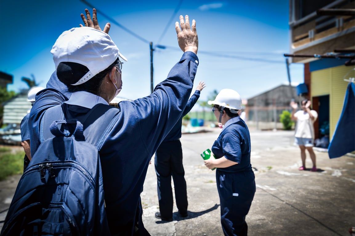 中颱丹娜絲颱風重創臺南沿海地區，慈濟啟動受災戶房屋修繕行動，為獨居長者、弱勢民眾修復毀損的住家。屋頂修繕完工後，慈濟志工前來關懷，在災區忙碌超過七十天，與鄉親共同度過這難忘的夏天，互道祝福。
