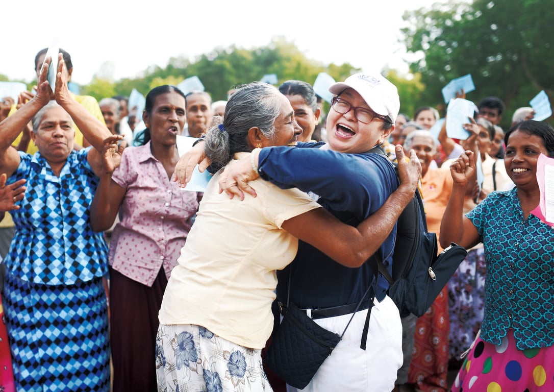 慈濟援助的核心價值在於實踐「紓困救濟、深層關懷、教育培力與社區共善」。從有形到無形，牽起社會互助網。慈濟 2004 年因南亞海嘯踏入斯里蘭卡，捐建大愛村、慈濟中學，致力慈善、醫療與教育。圖：志工與民眾一起歡樂高歌，交織感恩與祝福。