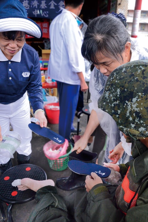 因應災後惡劣環境常暗藏鐵釘、鋼釘等尖銳物，大愛感恩科技為守護賑災人員安全，研發「防穿刺鞋墊」以強化救災配備，有效防止雙腳遭刺傷。這項研發不僅是環保科技的應用，更是將「保護助人者」的慈悲心化為實體行動，守護每一位在第一線奔走的英雄，讓行善的腳步更加堅實無畏。