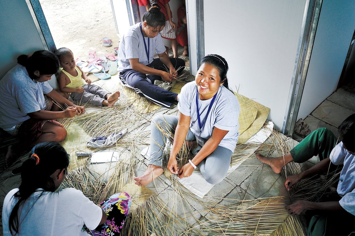 慈濟在菲律賓推動職訓多年，教導弱勢婦女和青年一技之長及正確價值觀，輔導就業，成為生命曙光。圖：帕洛鎮大愛村居民學習草編。