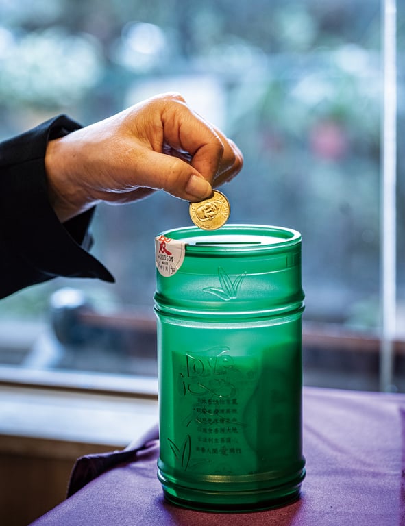 每日一善行動，形式隨時代改變，場域從家庭延伸至社區，志工邀請店家於櫃檯放置回收寶特瓶製成的竹筒，不僅讓「竹筒歲月」的物命與善念得以延續，更提供大眾隨手造福的機會。不論是一元、五元、十元，當點滴愛心匯合起來，就是一股福氣；響應的人愈多，善念愈大，福氣就愈大，足以消弭災難。