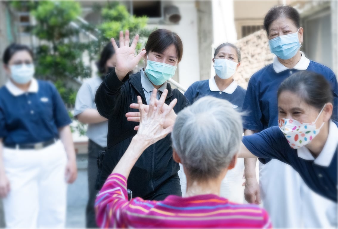 一直以來慈濟志工深入社區鄰里，發現需要幫助的家庭，給予經濟或修繕幫助之外，更重視持續不斷關懷。 圖：「中高齡健康促進專案」，慈濟志工與社工透過居家訪視，持續關注長者的健康狀況，並帶動運動與衛教。