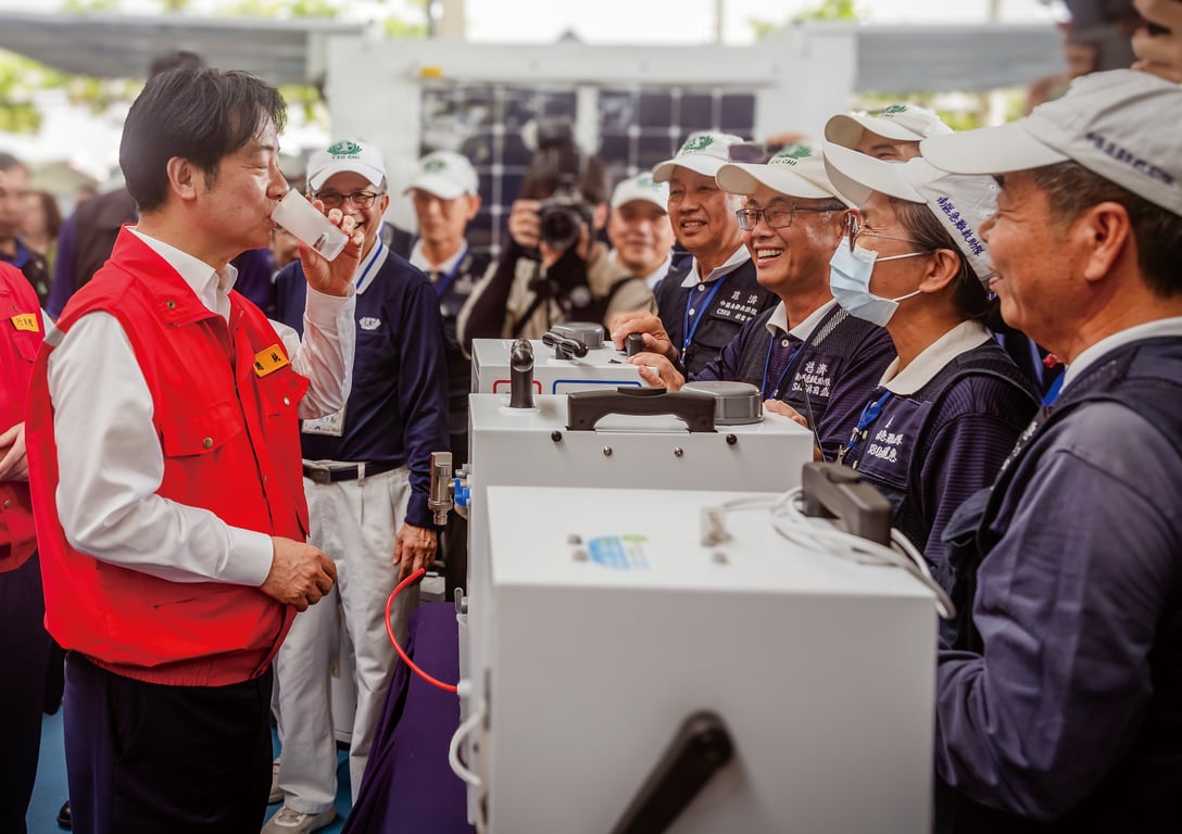114 年國家防災日大規模震災，災害模擬情境為琉球海溝發生 8.5 規模地震並引發海嘯，更提高強度進行複合式災害演練。演練時也特別留意飲水的供應，慈濟研發可攜式行動淨水器，實際解決飲水問題。賴清德總統於現場試喝體驗免電力淨水設備過濾生產的水。