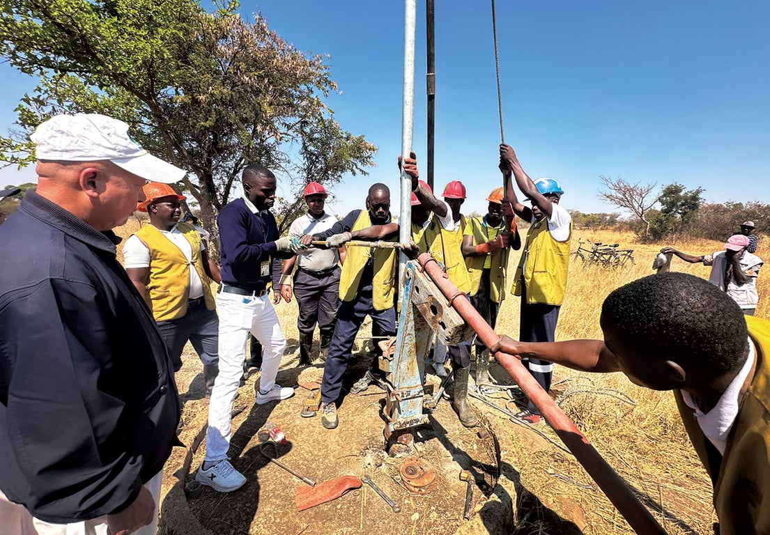 大型乾旱造成辛巴威面臨嚴重饑荒，極度缺乏乾淨水資源和惡劣衛生條件，也帶來霍亂大流行。慈濟志工 2013 年起成立水井團隊，尋找乾淨地下水源、搶修舊井、與時間賽跑。迄今全國已有五組水井團隊，遍及辛巴威十個省份，已完成超過四千口井的建設與修護，惠及無數家庭。