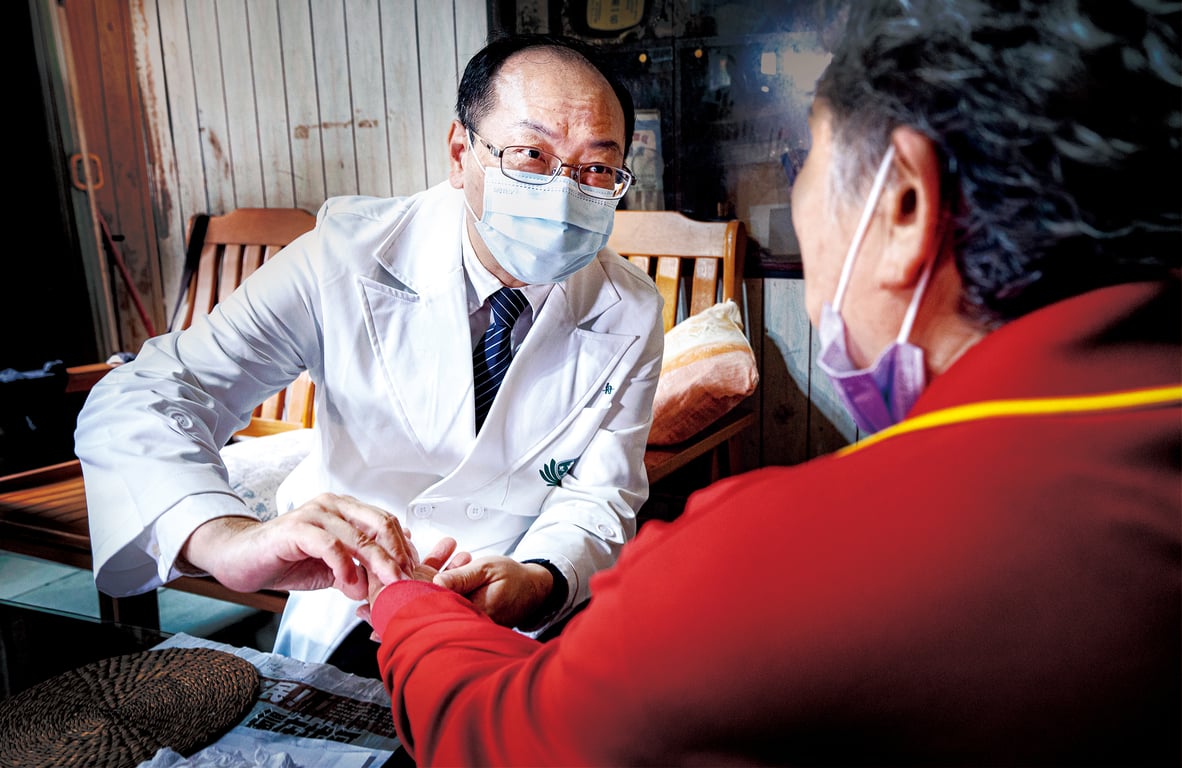 人醫會如巡視水田一般，定期前往社區看顧每位長輩的身體狀況、步態、耐心衛教、指導健康飲食、教長者怎麼運動、檢查用藥，甚至提前發現疾病徵兆。圖：三義慈濟中醫院團隊與志工進行往診與慈善訪視，居家醫療結合長照服務，守護鄉親健康。