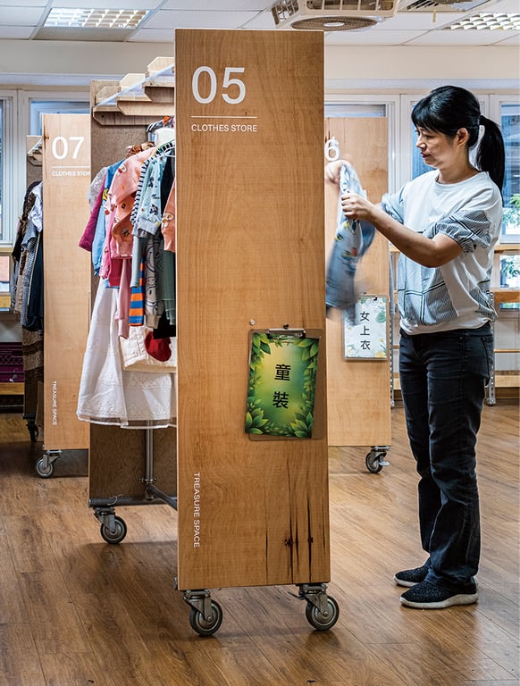 慈濟臺北市中山八德「惜福屋」2004 年開始運作，今採用回收素材進行空間改造，賦予秩序與美感，以設計串聯環保與大眾的情感。志工巧手將回收物修復如新，吸引大眾走入這座「尋寶地」，在日常中實踐惜物愛物，改變消費與生活習慣。不僅舉辦二手市集，更將再生的家電與衣物，捐贈給無家者與腦麻孩童作為學習素材。取之環保，用之環保，讓每一件舊物延續物命，也讓愛在社區不斷循環。