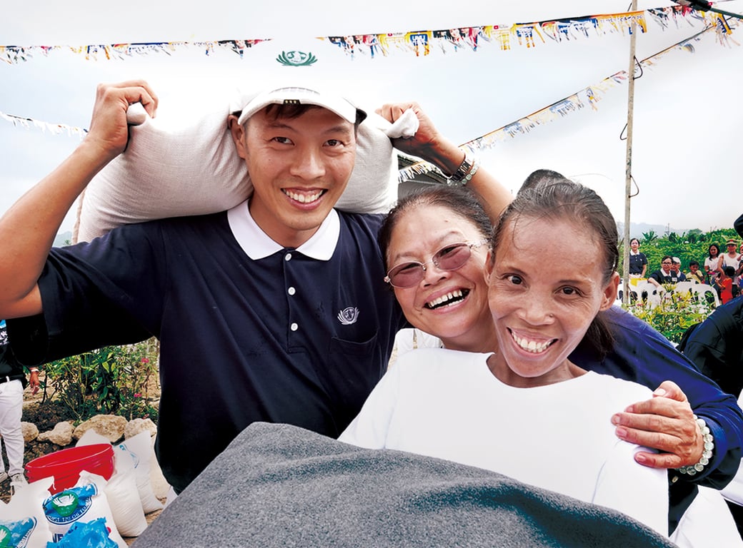 2013 年海燕風災帶來毀滅性災難，慈濟迅速以「以工代賑」帶動災區復甦、興建奧莫克大愛村，安頓災民，並持續關懷陪伴，構建理想生活。圖：志工準備豐富的生活物資，祝福入住居民。