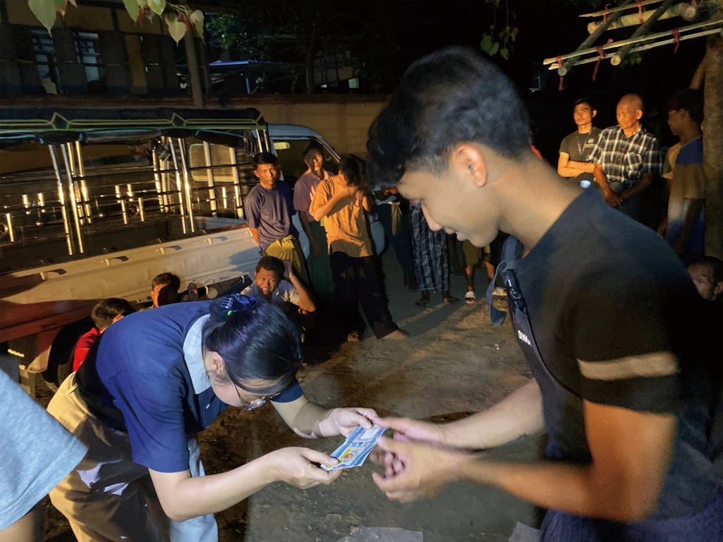 慈濟志工來到寺院為以工代賑的村民發放工資，以恭敬的心鞠躬，雙手將工資遞給村民，盼村民歡喜接受。