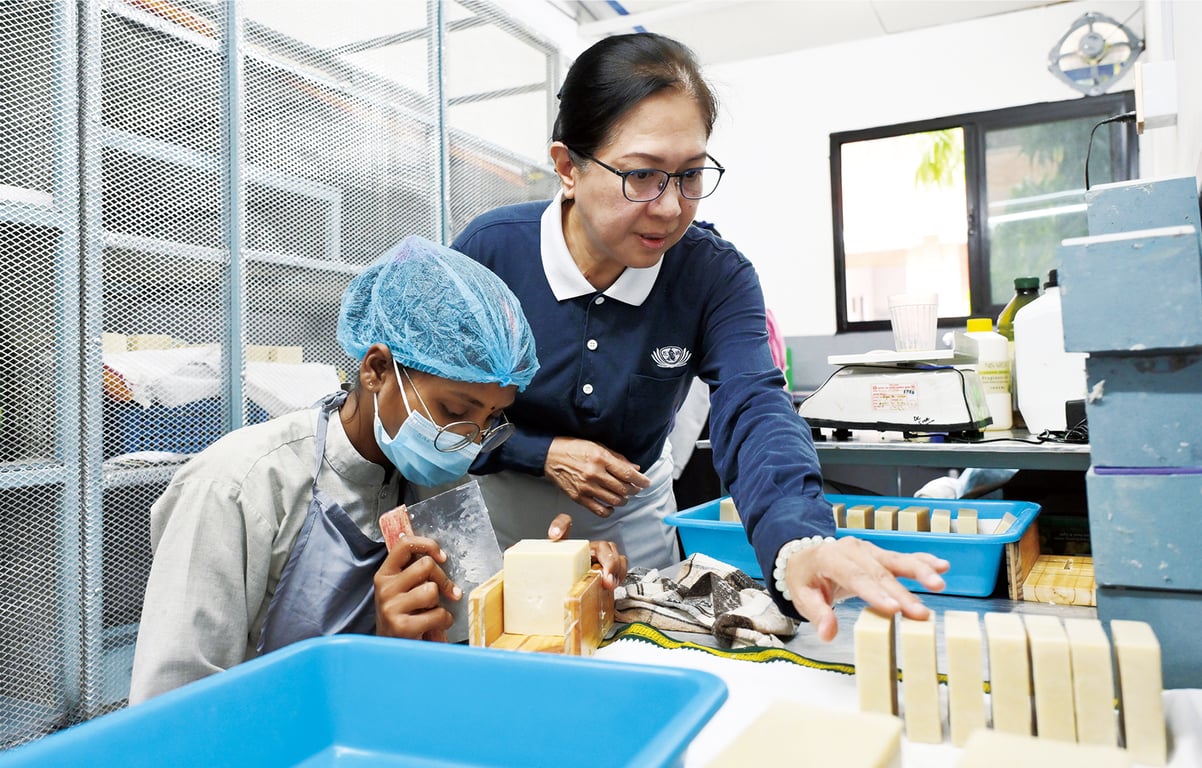 慈濟在尼泊爾推動各類職業訓練，也創造回購機制。圖：淨皂工坊原料就地取材，使用當地苦楝樹葉子，製作方式與花蓮靜思精舍一樣。