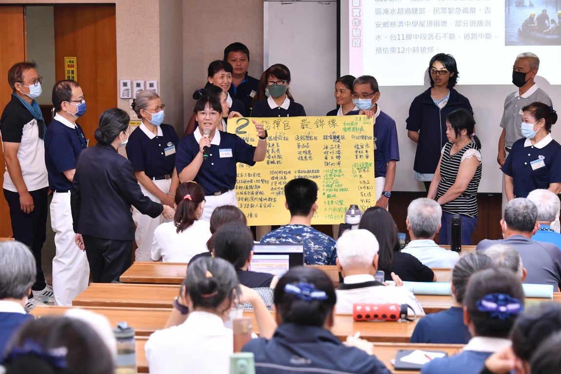 慈濟長年深耕急難救助與國際賑災，2020 年起正式成為防災士培訓機構，與政府、社區攜手合作，建構綿密的防災救災網絡，讓每一個社區都能具備應對災害的韌性。