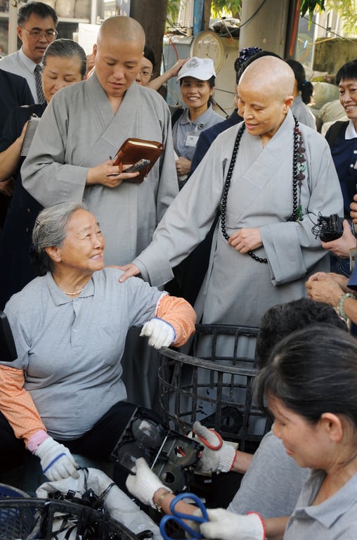 上人的訪視是一堂最生動的課程，他總是親自蹲下身子，與貧苦鄉親平視對話，這無聲的教導告訴志工，我們不是施捨者，而是來學習與感恩的服務者，必須以真誠的尊重維護對方尊嚴。