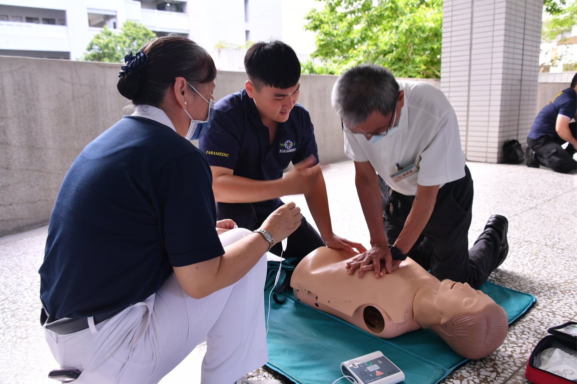 （各種不同服務途徑的慈濟志工，例如：文宣紀錄、資源回收、防災士培訓、教育工作等。）