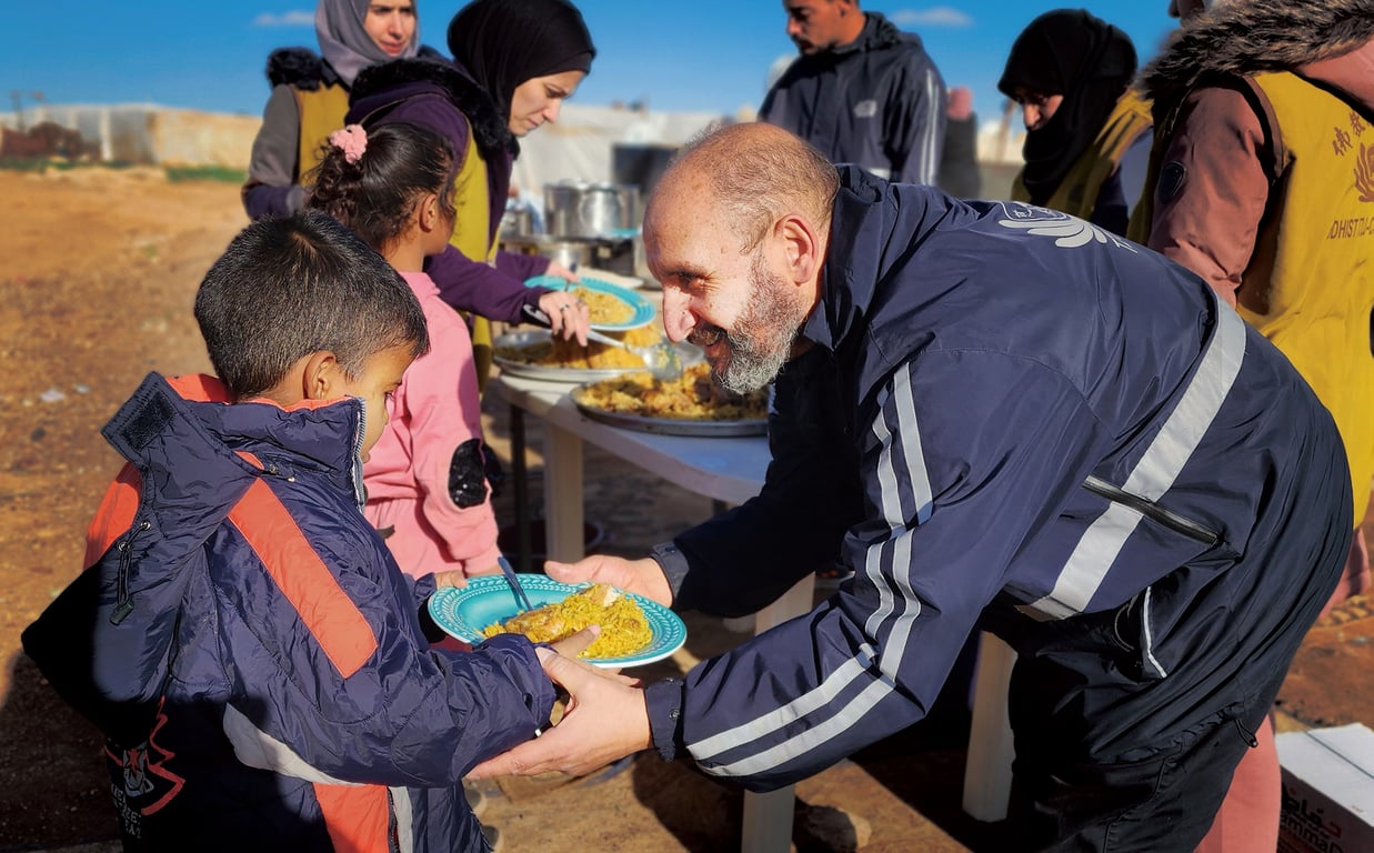 約旦分會志工展開冬令發放，為長期照顧戶發放食物包、生活物資、鞋子與冬衣，並提供熱食，讓貧困貝都因人家庭能有足夠的糧食度過寒冬。圖：志工準備熱食，陪伴大家用餐。