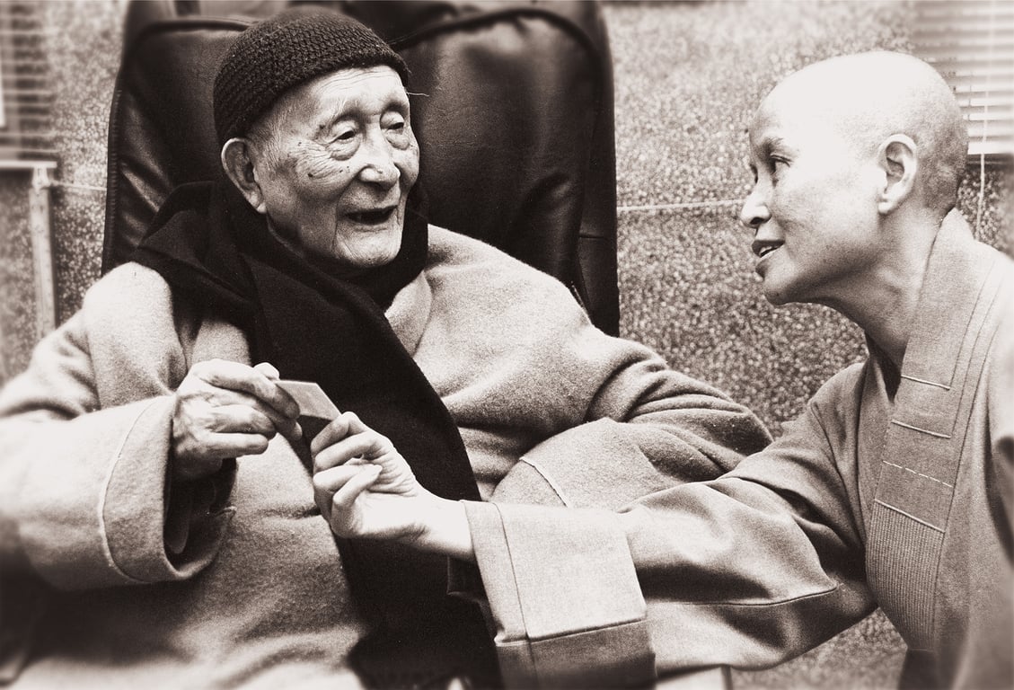 印順導師與證嚴上人早年師徒合影。