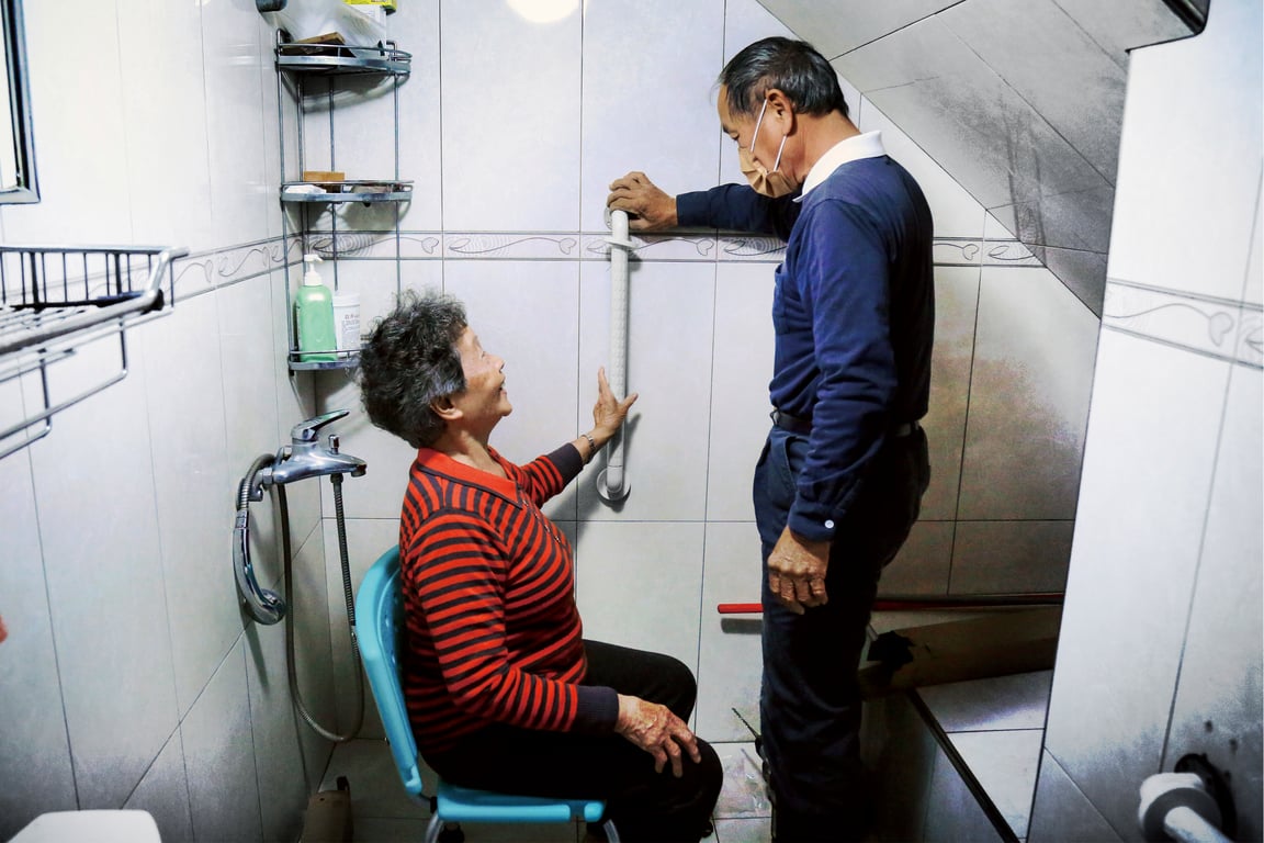 居家安全修繕根據每個家庭的需求，進行居家環境安全總體檢，考量使用者身高與生活動線，為每戶量身打造安全感，將愛化為實質支撐，讓行動不受限制。