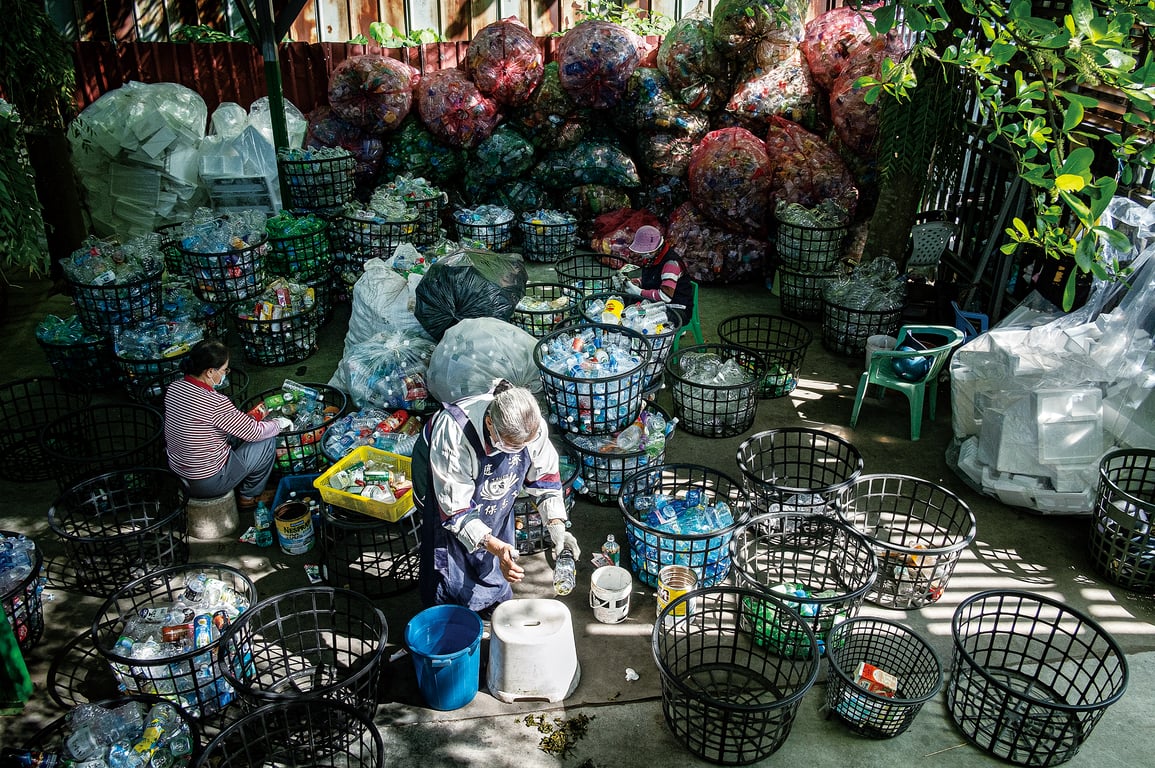 每一次的低頭與彎腰，都在傳遞對這份土地的愛。慈濟環保站的核心價值遠超資源回收，它更是「心靈環保」的修煉道場與社區教育點。志工在此透過資源清洗、惜物減廢，實踐「清淨在源頭」，同時透過愛與陪伴，幫助人們找回自我價值，讓環保不僅是愛地球的行動，更轉化為深耕社區、造福人群的無私奉獻。