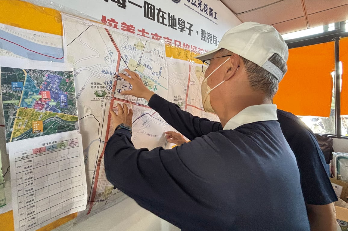 慈濟基金會與國家災害防救科技中心（NCDR）透過「災害情資網」整合各單位災情資訊，運用衛星地圖快速掌握災區，動員志工與物資即時救援。樺加沙颱風帶來豪大雨，造成馬太鞍溪堰塞湖溢流，導致光復鄉市區嚴重淹水災情，顏博文執行長（左）與行政同仁進行區域清掃的盤點討論。