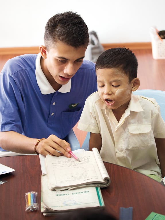 青年志工伴學，陪伴緬甸弱勢家庭學童讀書。教育是脫貧的希望，在任何因災害或貧窮的地區，保持學童受教都是重要的一步。