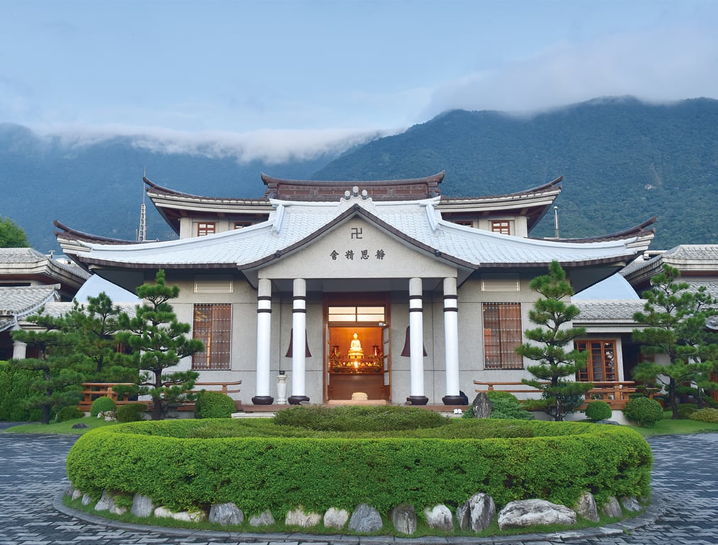 1966 年證嚴上人在小木屋修行，創立佛教克難慈濟功德會，源於一念「為佛教，為眾生」的大悲願心；1969 年靜思精舍啟用，成為全球慈濟人的心靈故鄉。