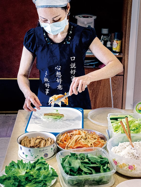 慈濟秉持「護生」理念，以多元且貼近日常的方式在社區推動氣候蔬食。無論是各式課程、打造送餐平臺、舉辦市集或推動低碳觀光、與各企業組織合作等；透過降低蔬食門檻，呼應聯合國永續目標，從日常餐桌開始，讓愛護生命成為自然的生活習慣。圖：新住民課程製作美味蔬食春捲。