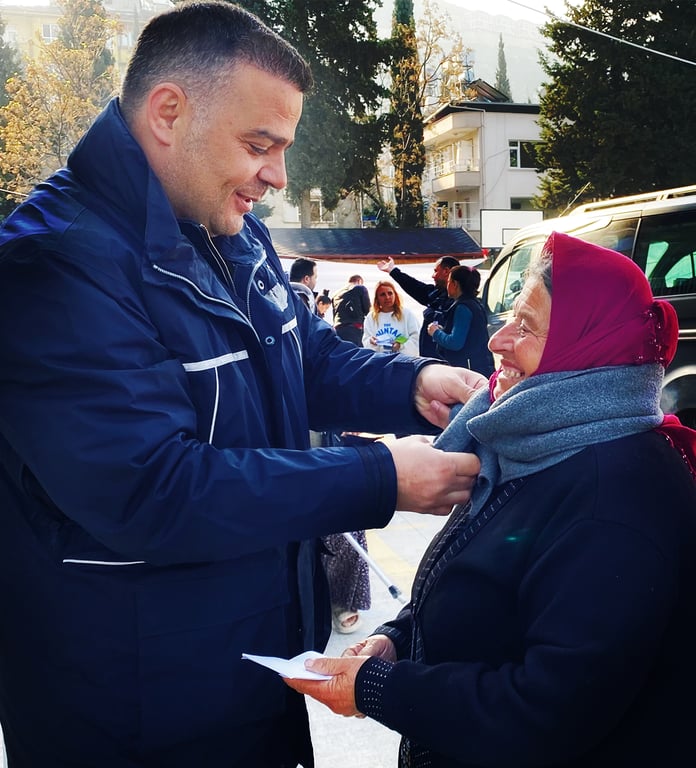 當受助者成為施助者，愛便超越國籍身分，成為彼此生命最深的連結。2015 年，慈濟在土耳其為敘利亞難民開辦義診中心與滿納海學校，撒下希望的種子。2023 年土耳其強震，曾受助的敘利亞人迅速動員，成為慈濟賑災現場的主力志工，將溫暖與力量回饋給這片接納他們的土地。