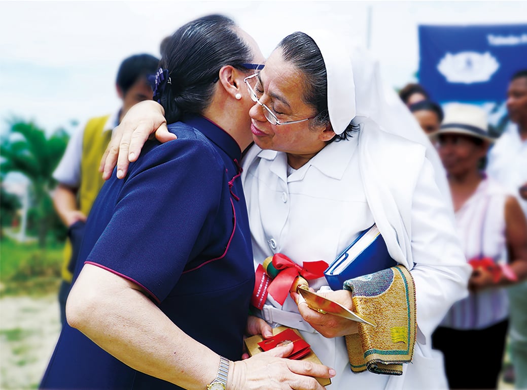 雖然信仰不同，但愛沒有分別。美國及中南美洲慈濟志工跨國進行厄瓜多強震援助，帶來的不僅是物資，更是凝聚信念與團結的行動力，讓社群精神得以重生。圖：修女與慈濟志工激動相擁。