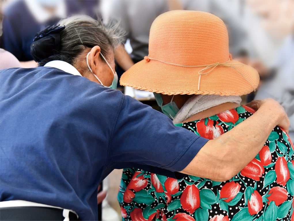 慈濟志工致贈安心祝福禮給大平村、大馬村的受災鄉親；志工有力的臂膀，是鄉親最堅實的依靠。