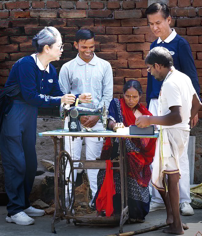 在印度菩提迦耶，慈濟援建永久屋、推動衛教到開辦職訓課程，致力翻轉貧困宿命。慈濟人克服傳統階級與文化的重重藩籬，尊重當地規範與習俗，以「一村一協力」模式，帶動村民自立自強、彼此互助；這份長情陪伴不僅改善了生活品質，更啟發心靈的富足。