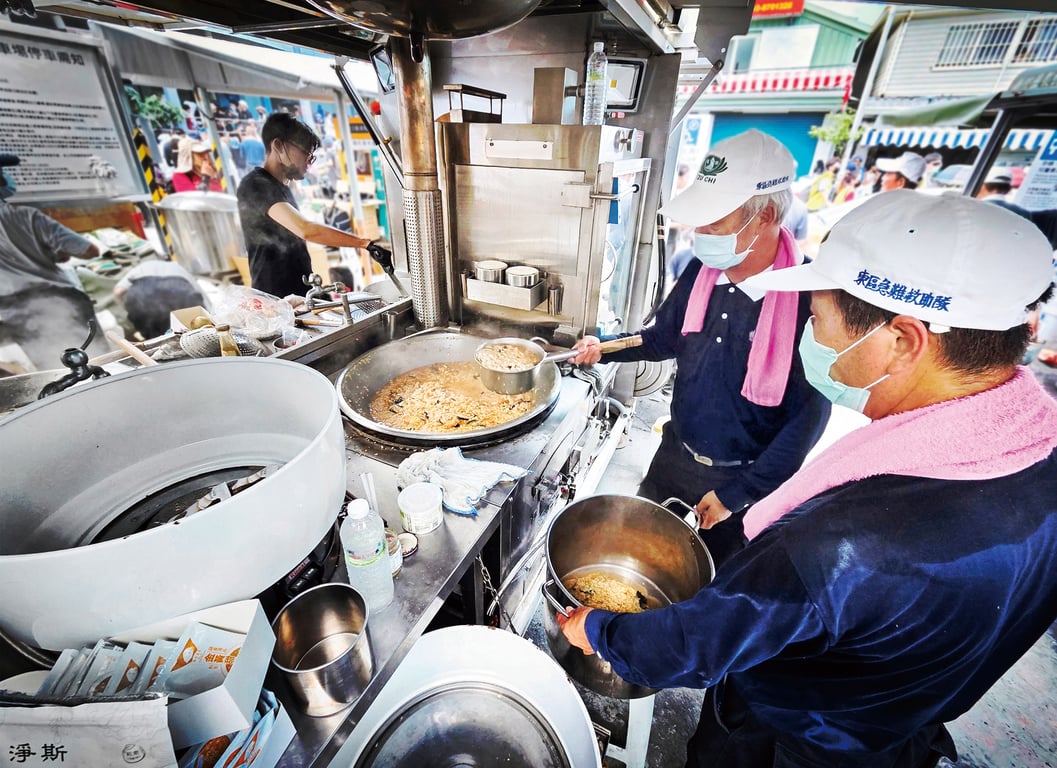 挺進災區的行動廚房配備如同將家中廚房搬上車，可使用瓦斯或材火烹煮，並搭載太陽能板與淨水槽，具有高度機動性與環保效能，簡單容易操作，能快速進入災區提供受災民眾、救災人員與志工的溫飽。