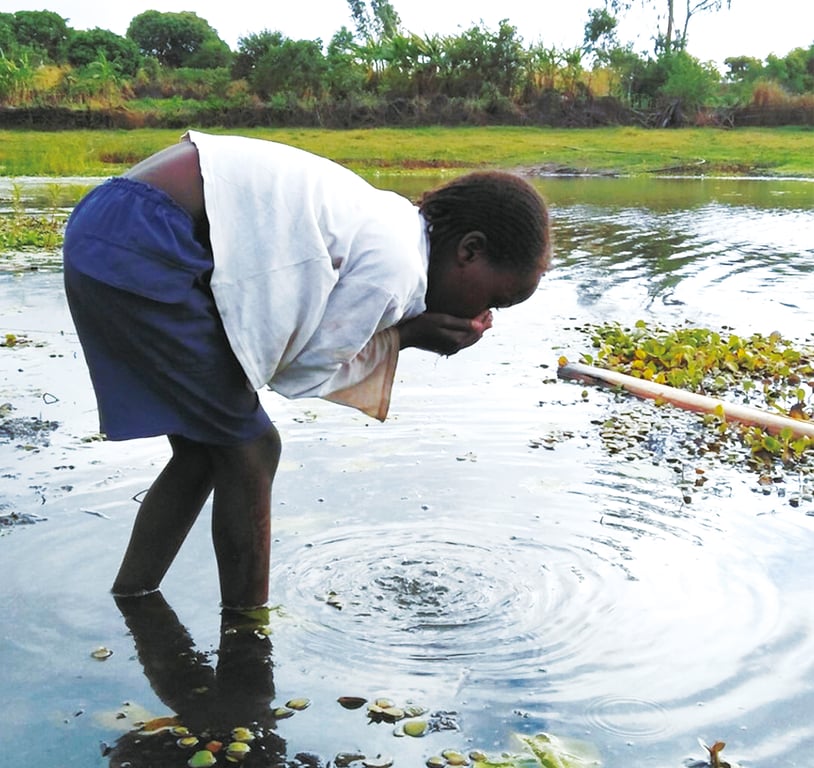 全球有二十二億人口無法取得衛生飲用水，其中以非洲最為嚴峻，水資源的匱乏使區域衝突加劇。乾旱讓婦女與孩童不得不跋涉荒野、面對毒蛇猛獸，混濁水源不僅混雜排泄物，更潛藏霍亂等致命危險。圖：孩童掬起泥水窪的水直接就口飲用。