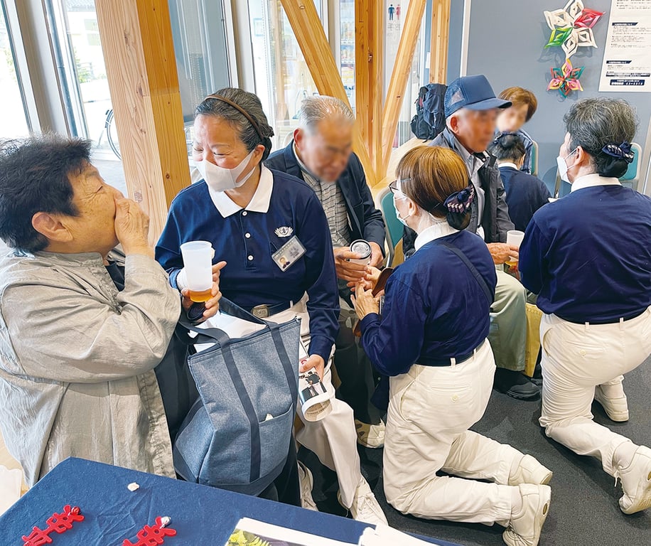 「原本要生病的心，因為你們的笑容和熱騰騰的食物，好像見到光的感覺。」發放現場志工奉上熱茶與平安吊飾，關懷受災民眾、傾聽心聲。