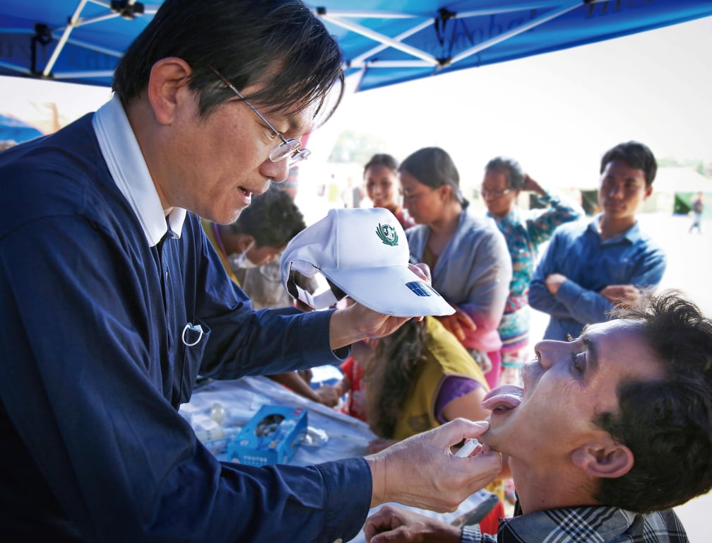 大愛感恩科技研發的「太陽能 LED 帽」專為賑災志工設計，結合環保機能布料與太陽能板，能自動儲電，並在夜間提供穩定照明與警示，便於停電災區作業、醫療援助及保障志工安全。在海外義診時，此款帽子化為精準照明裝置，協助醫師進行診視。