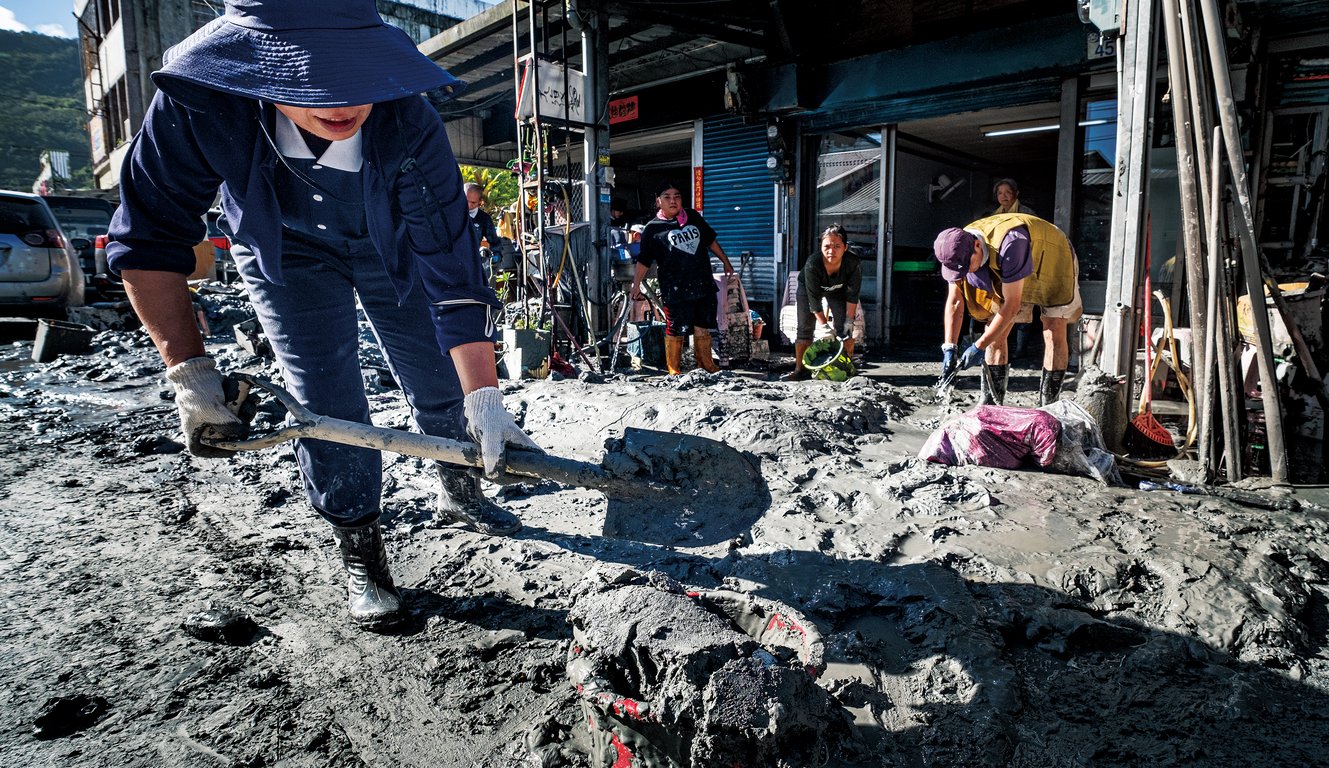 複合式災害幾乎是近期人們對災難理解的方式，地震、豪雨、颱風等多重因素交織成令人措手不及的災害，馬太鞍溪堰塞湖溢流的千萬噸水量，夾帶泥沙將日常秩序淹沒，也帶走寶貴生命。清淤行動、急難醫療、現金發放、專業修繕，慈濟救災有次第，並與其他組織協力行動，盡力幫助受災者重回日常生活軌跡。