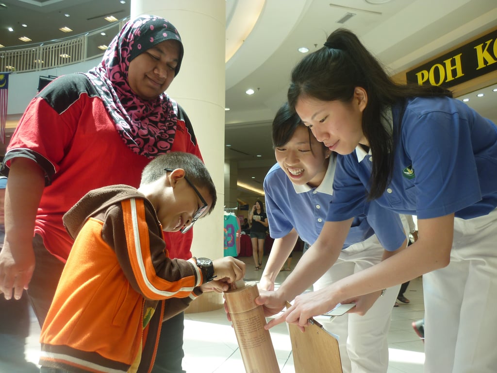 慈濟走過一甲子，大愛遍及全球，源於三十位家庭主婦日存五毛錢，開啟竹筒歲月。五毛錢，猶如螢火蟲點點微光，匯聚生輝，照亮他人生命，讓善的力量無遠弗屆。圖：吉打分會志工走入社區募心募款，倡導「每天五毛，也能救人」。