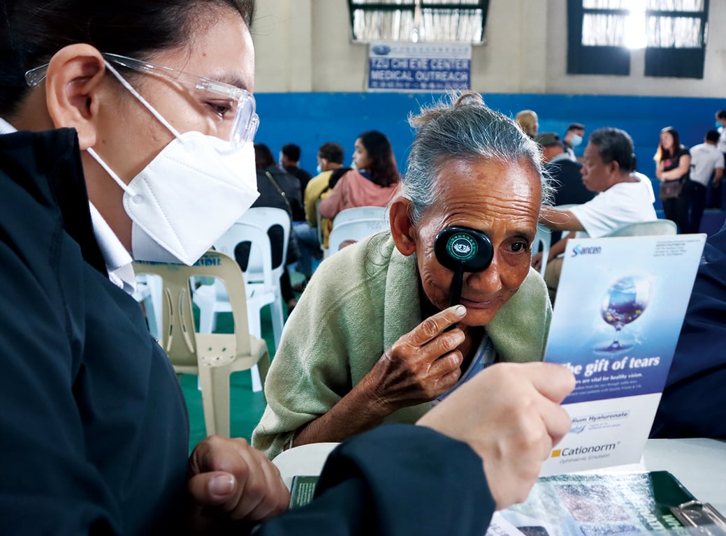 慈濟菲律賓眼科中心舉辦義診，為民眾提供眼科服務。70 歲的老奶奶是位裁縫，因視力模糊前來求醫，接受視力檢測與治療。