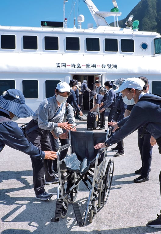 慈濟推動「長照 2.0 提升輔具覆蓋率」專案，為守護偏鄉長者，志工不畏路遙，不僅走遍全臺，更進行跨海服務，展開大規模離島運送工程。除了輪椅、助行器與便盆椅等大型輔具，更細心補足護膝、護腰、老花眼鏡等本島易購的日常備品，從輔具到護具，全面守護長輩的生活與行動安全。